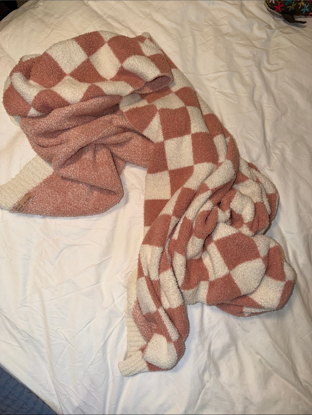 Checkerboard Knit throw blanket in Cream and Dusty Pink. - Picture 5 of 5